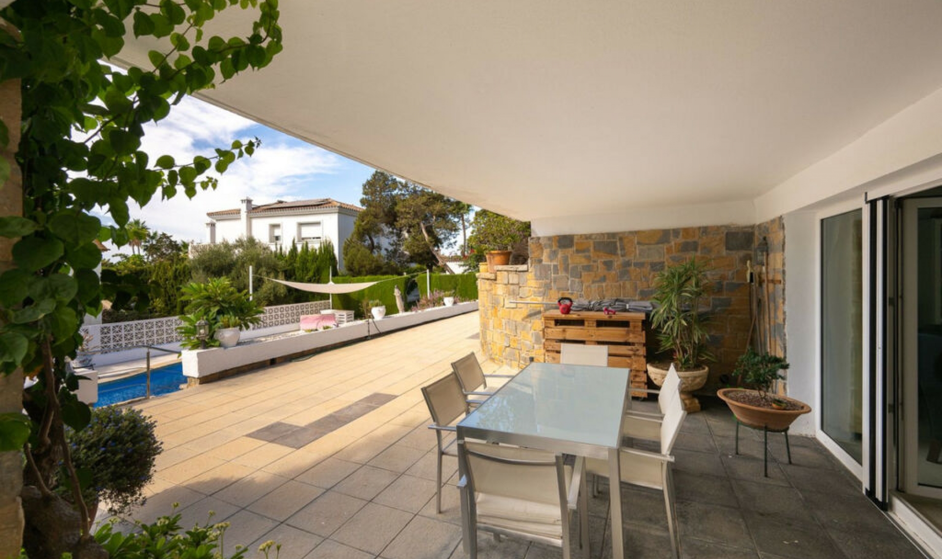 Resale - House -
Marbesa