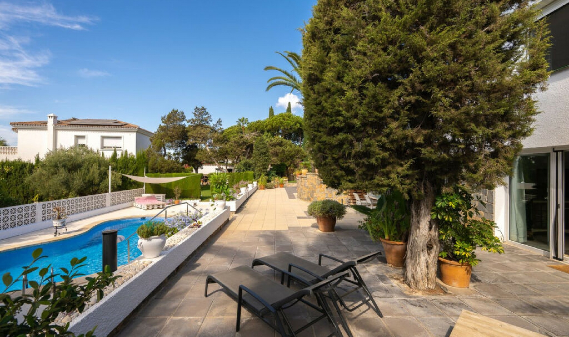 Resale - House -
Marbesa