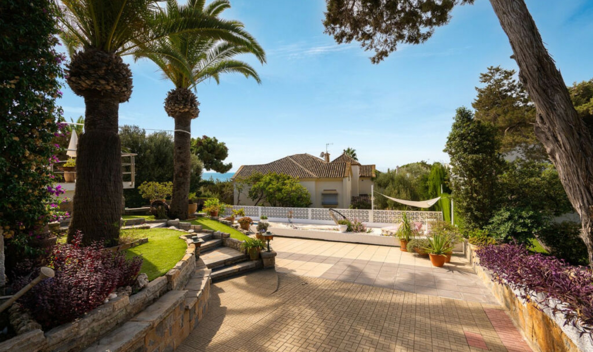 Resale - House -
Marbesa