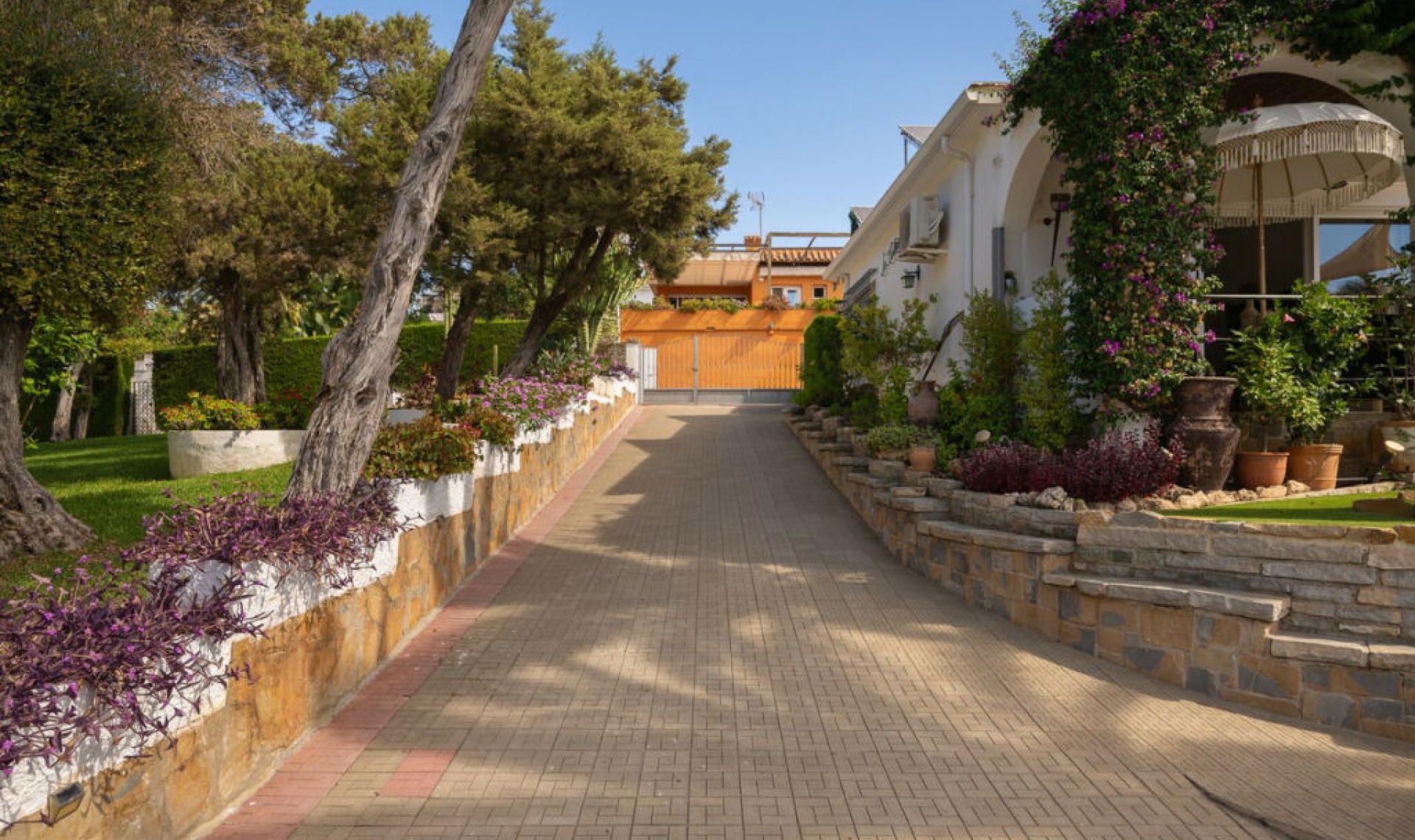 Resale - House -
Marbesa