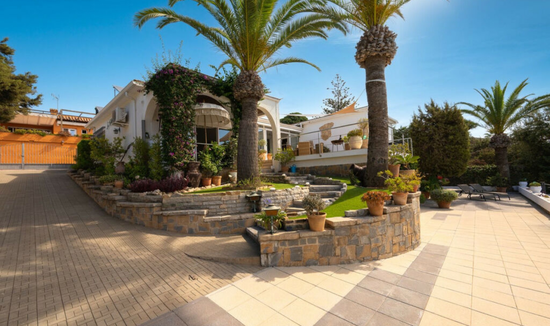 Resale - House -
Marbesa