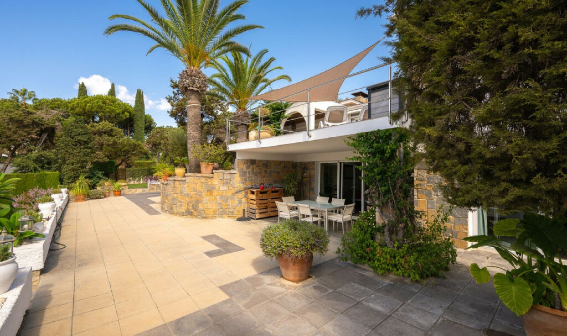 Resale - House -
Marbesa