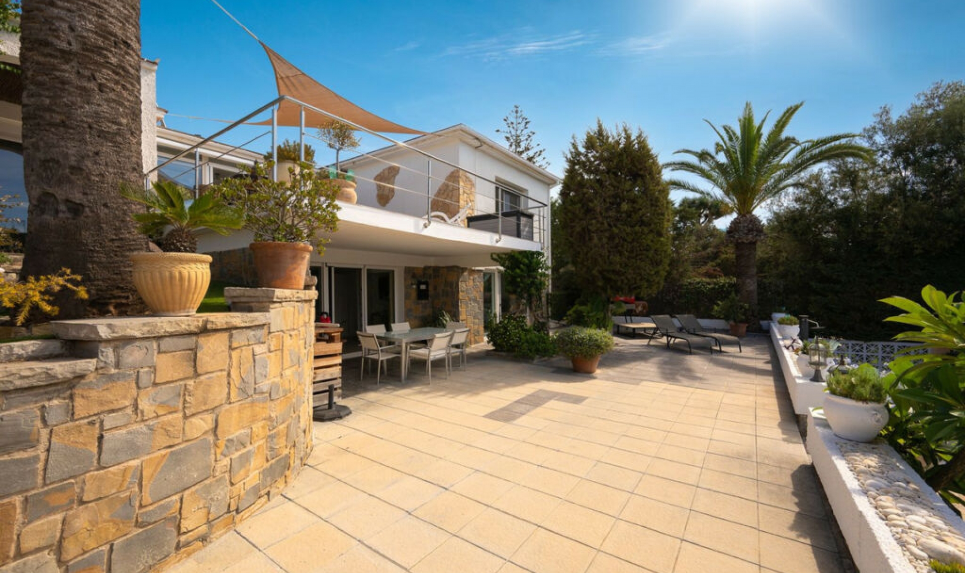 Resale - House -
Marbesa