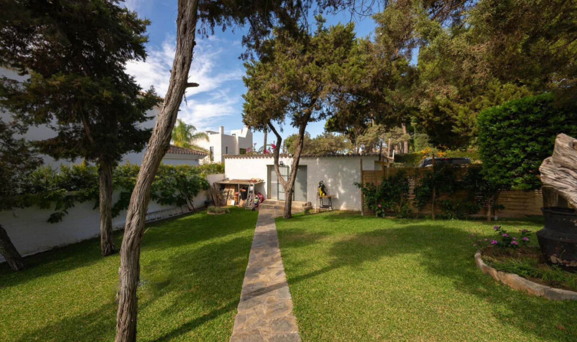 Resale - House -
Marbesa