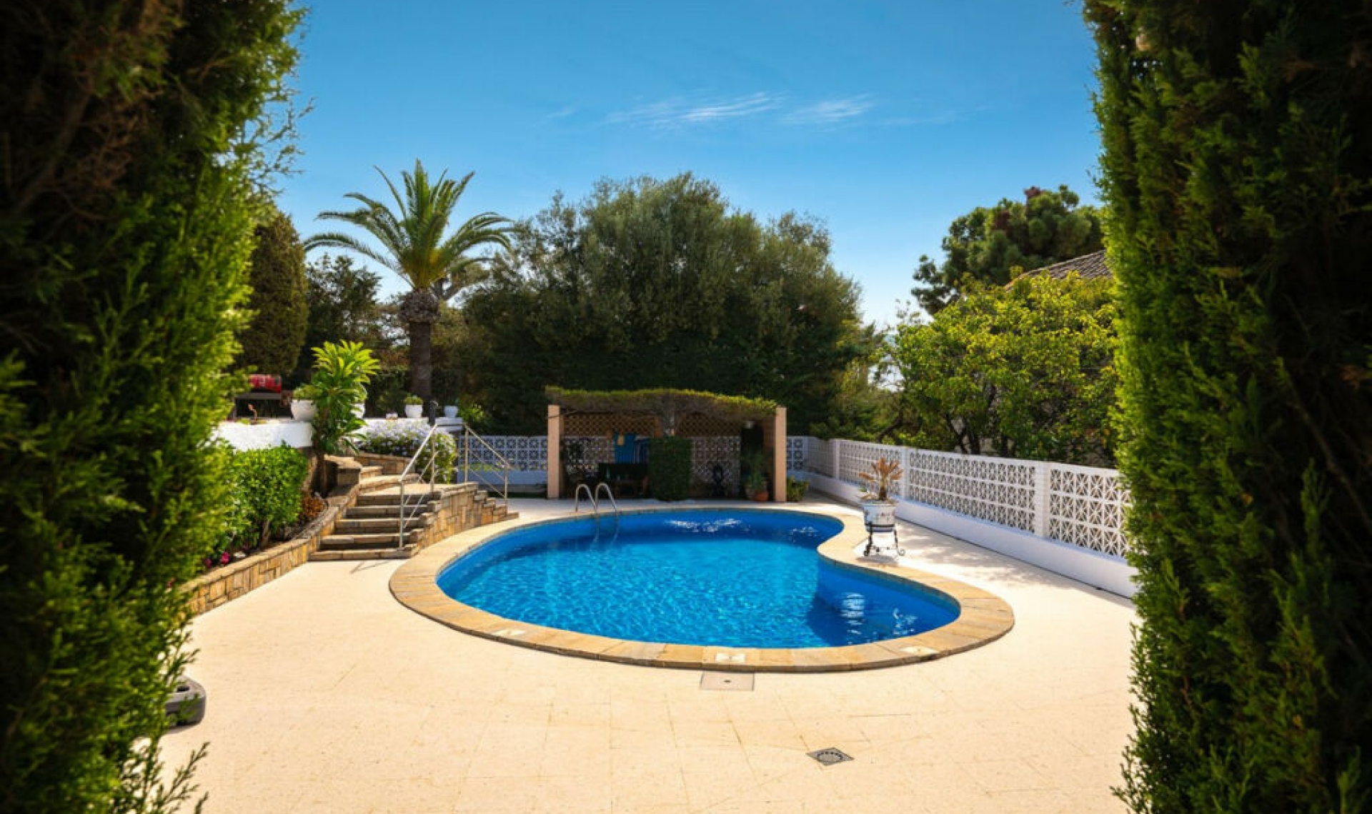 Resale - House -
Marbesa
