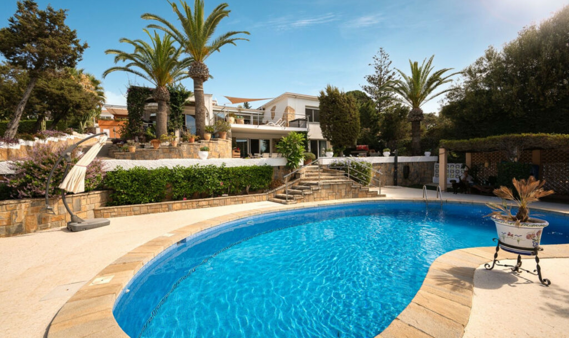 Resale - House -
Marbesa