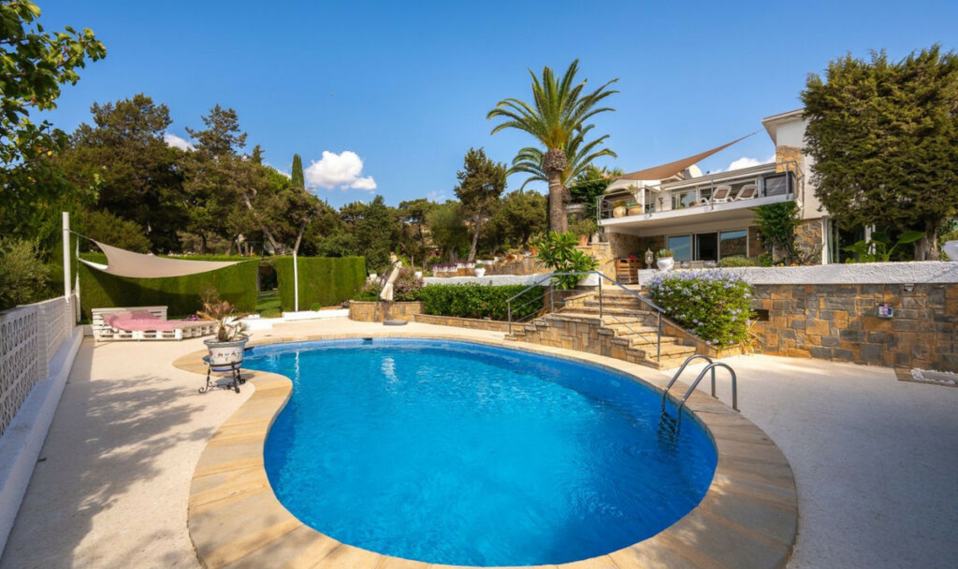 Resale - House -
Marbesa