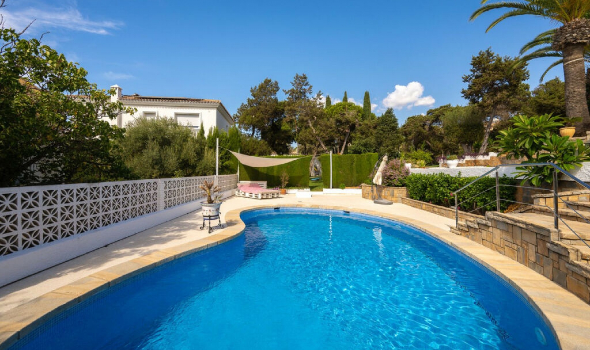 Resale - House -
Marbesa