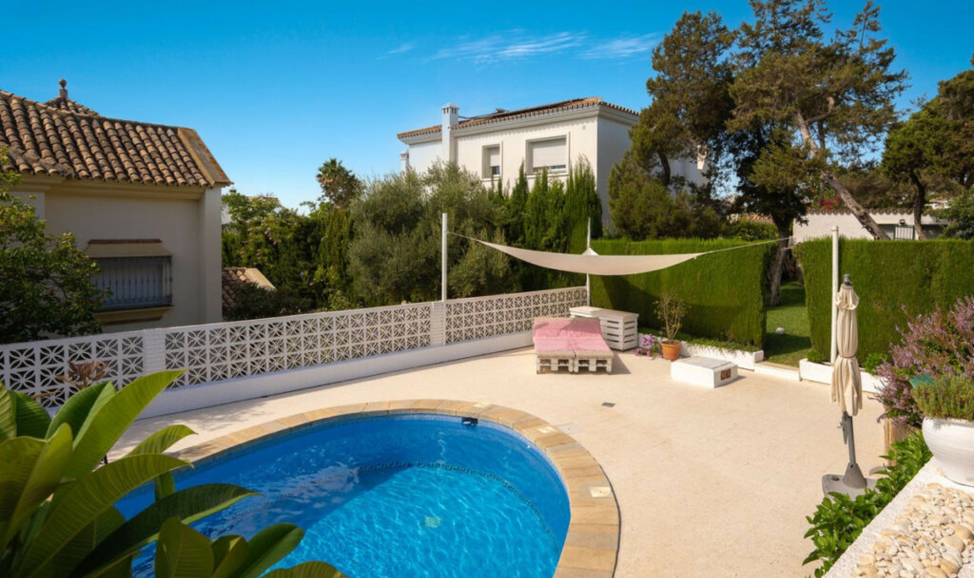 Resale - House -
Marbesa