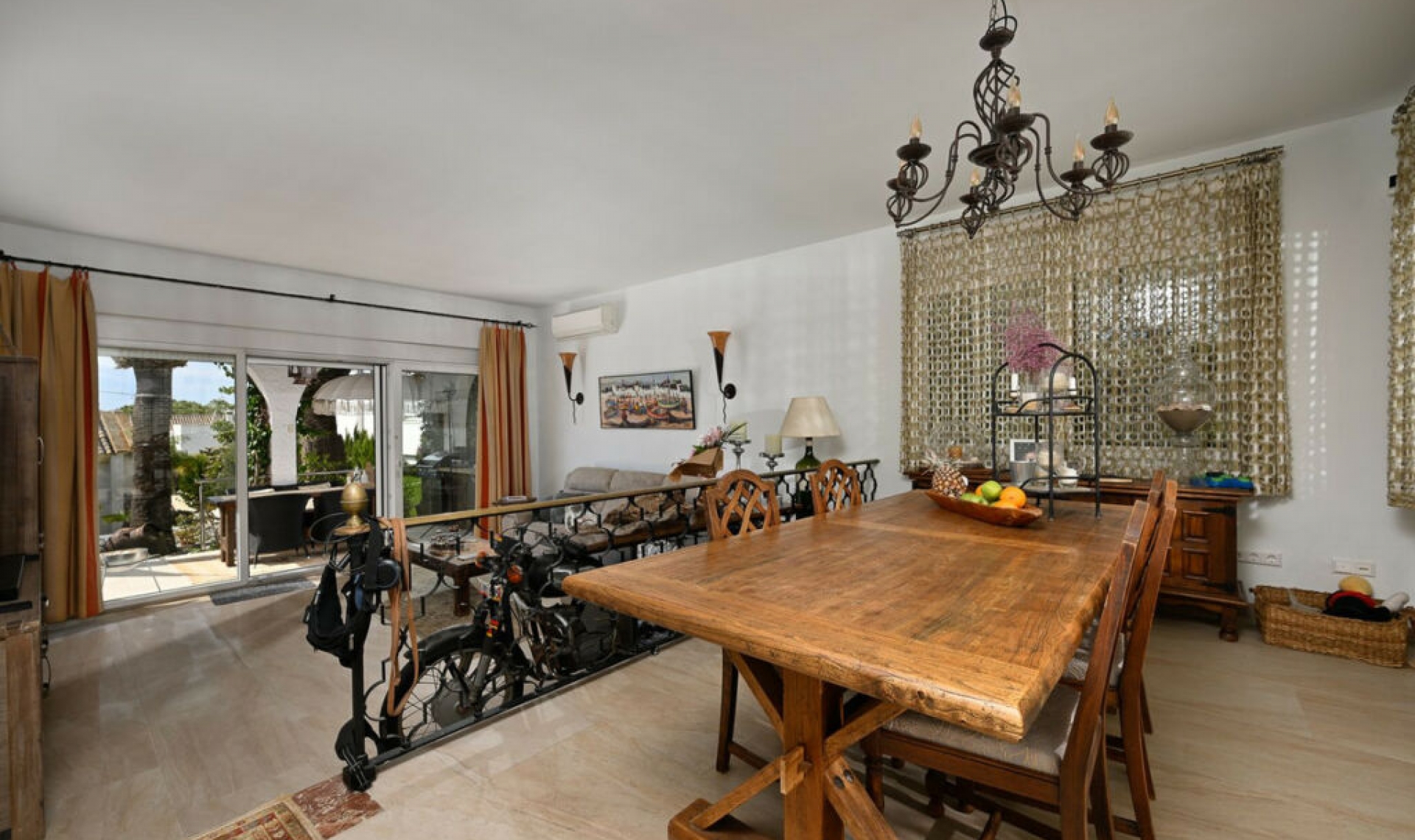 Resale - House -
Marbesa