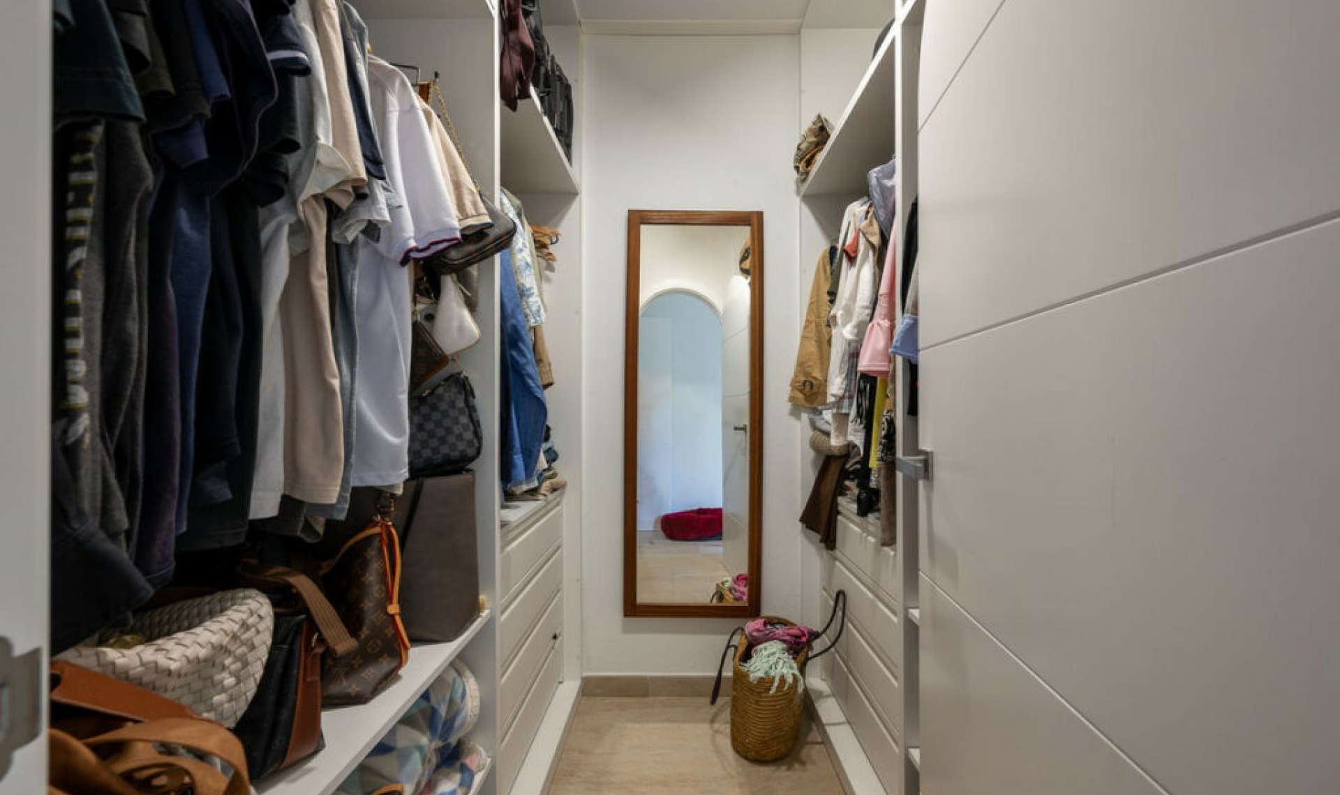 Resale - House -
Marbesa
