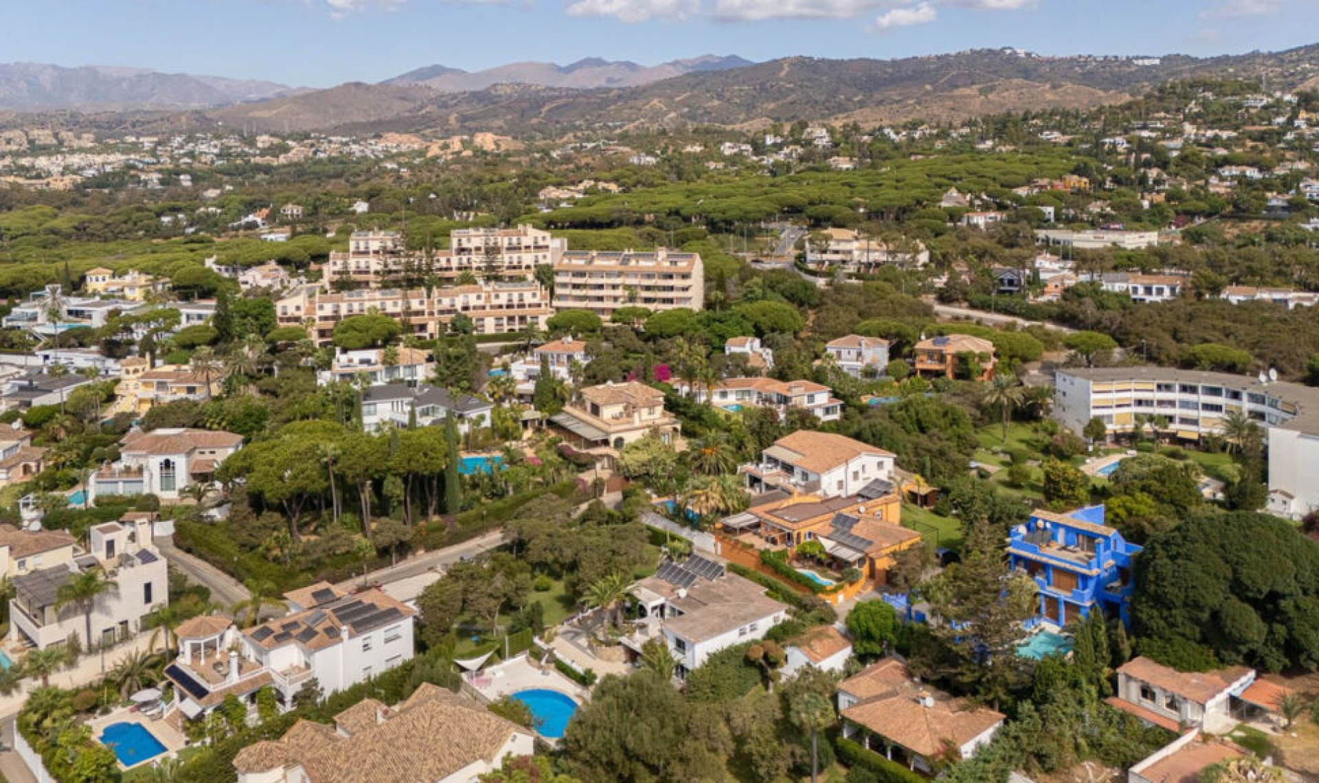 Resale - House -
Marbesa