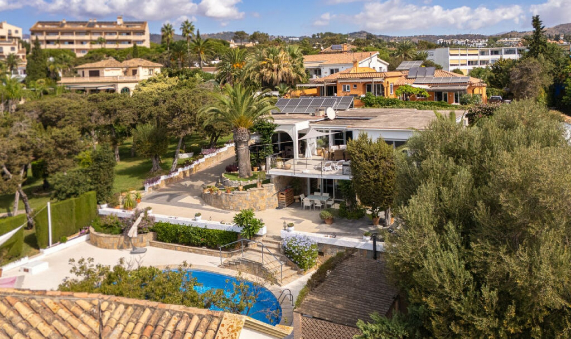 Resale - House -
Marbesa