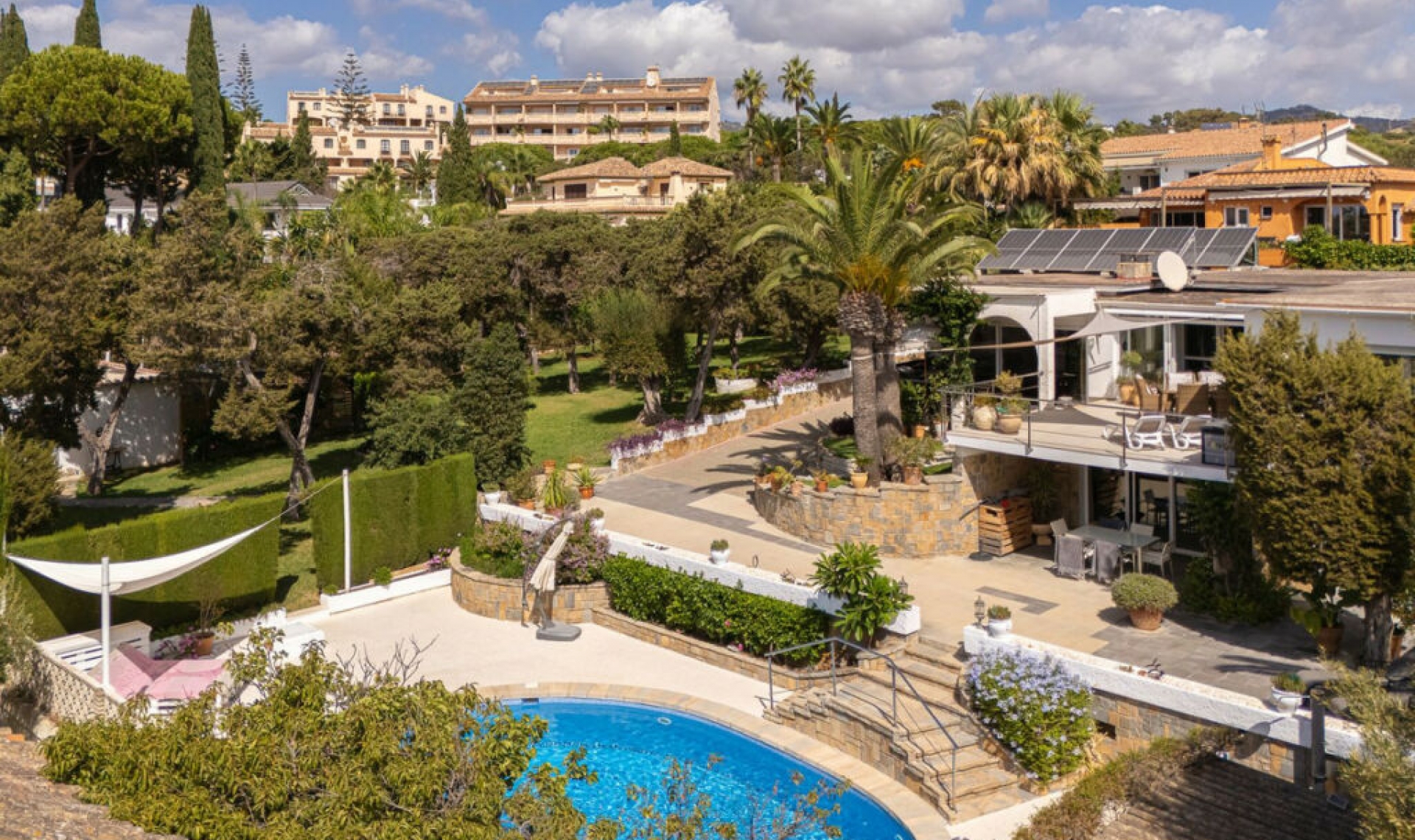 Resale - House -
Marbesa