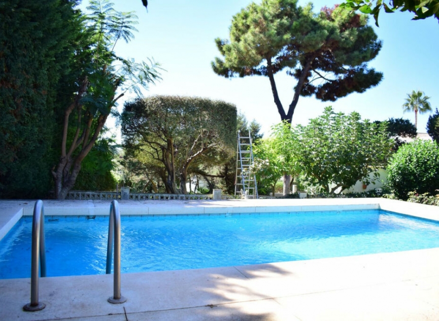 Resale - House -
Marbesa