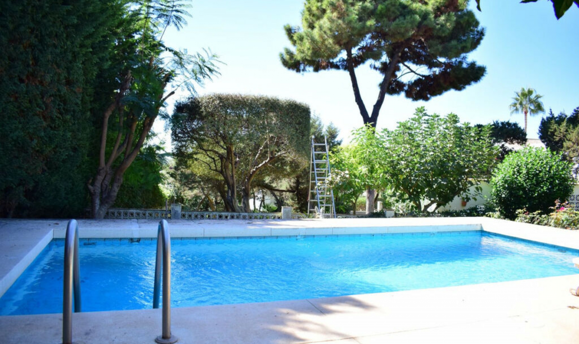 Resale - House -
Marbesa