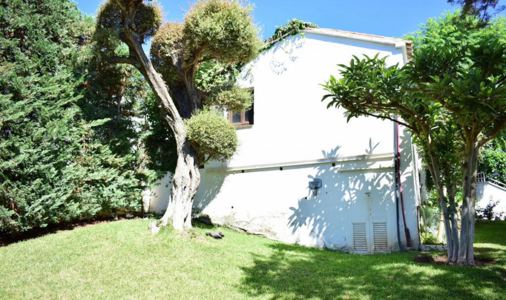 Resale - House -
Marbesa