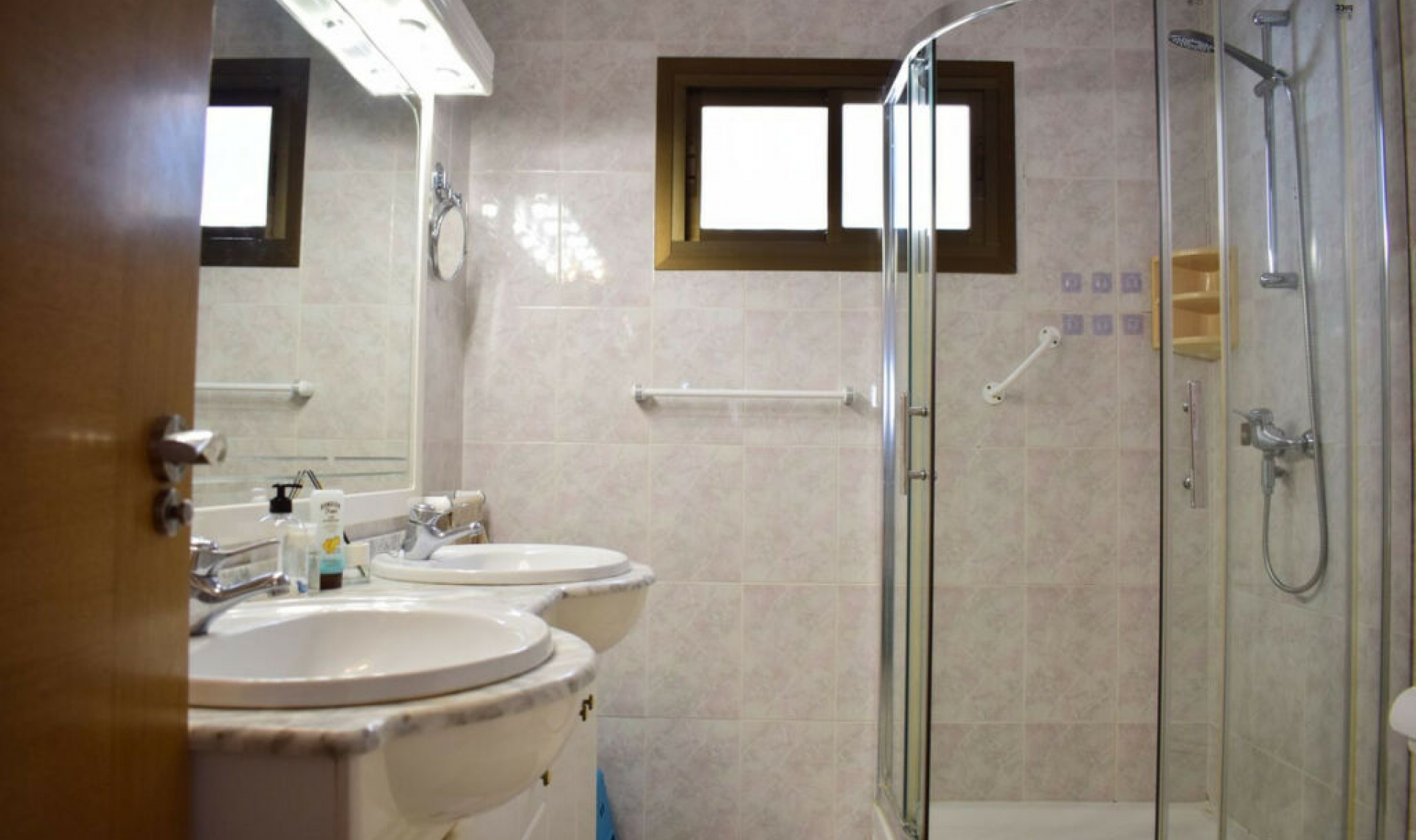 Resale - House -
Marbesa