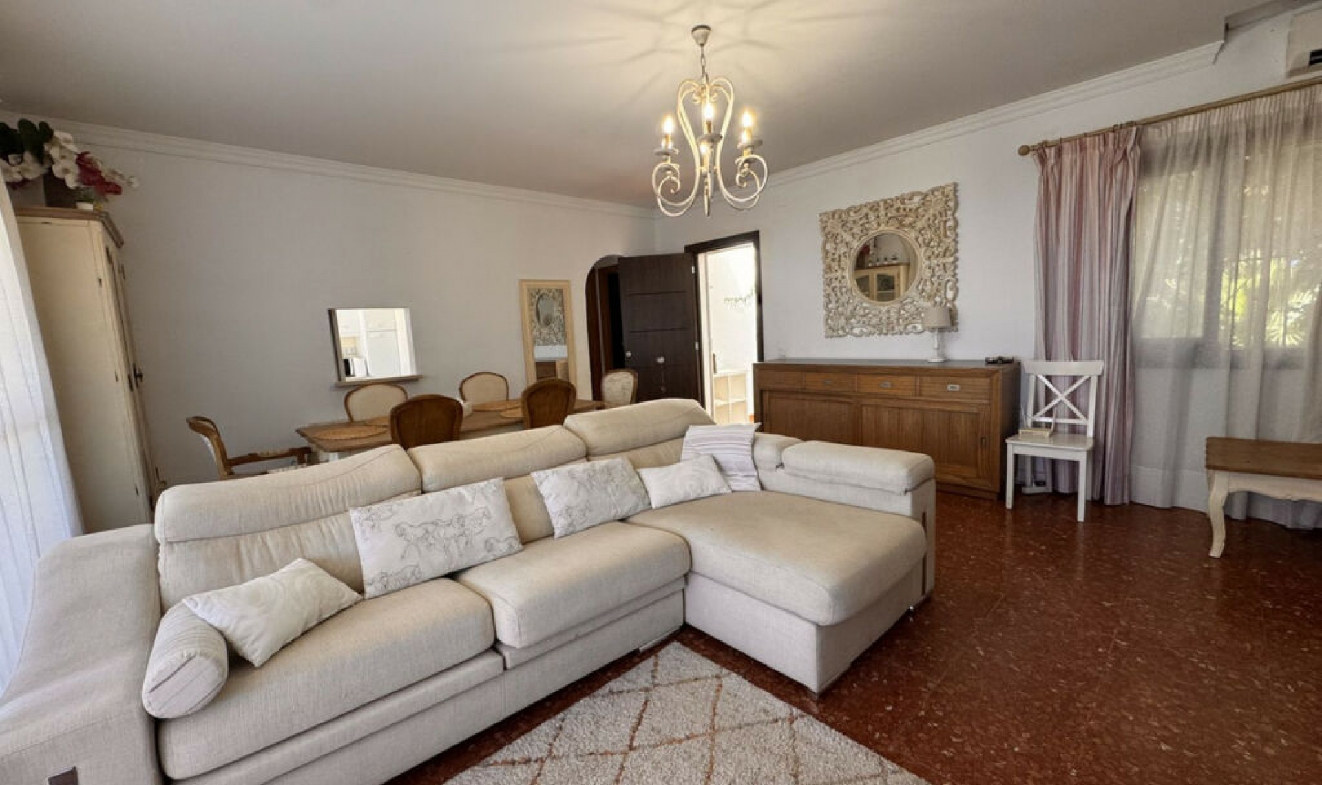 Resale - House -
Marbesa