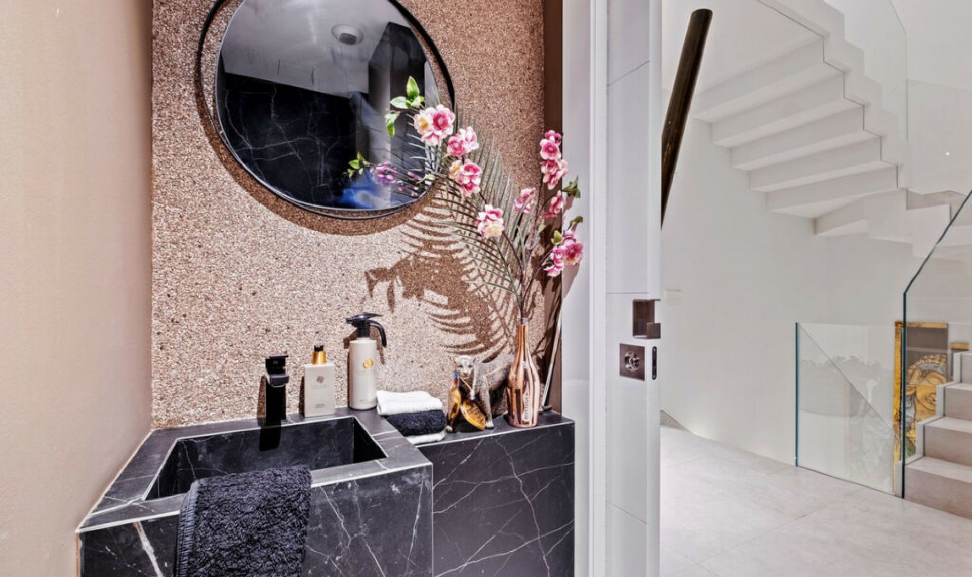 Resale - House -
Marbesa