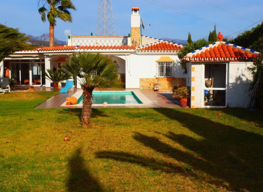 Resale - House -
Mezquitilla