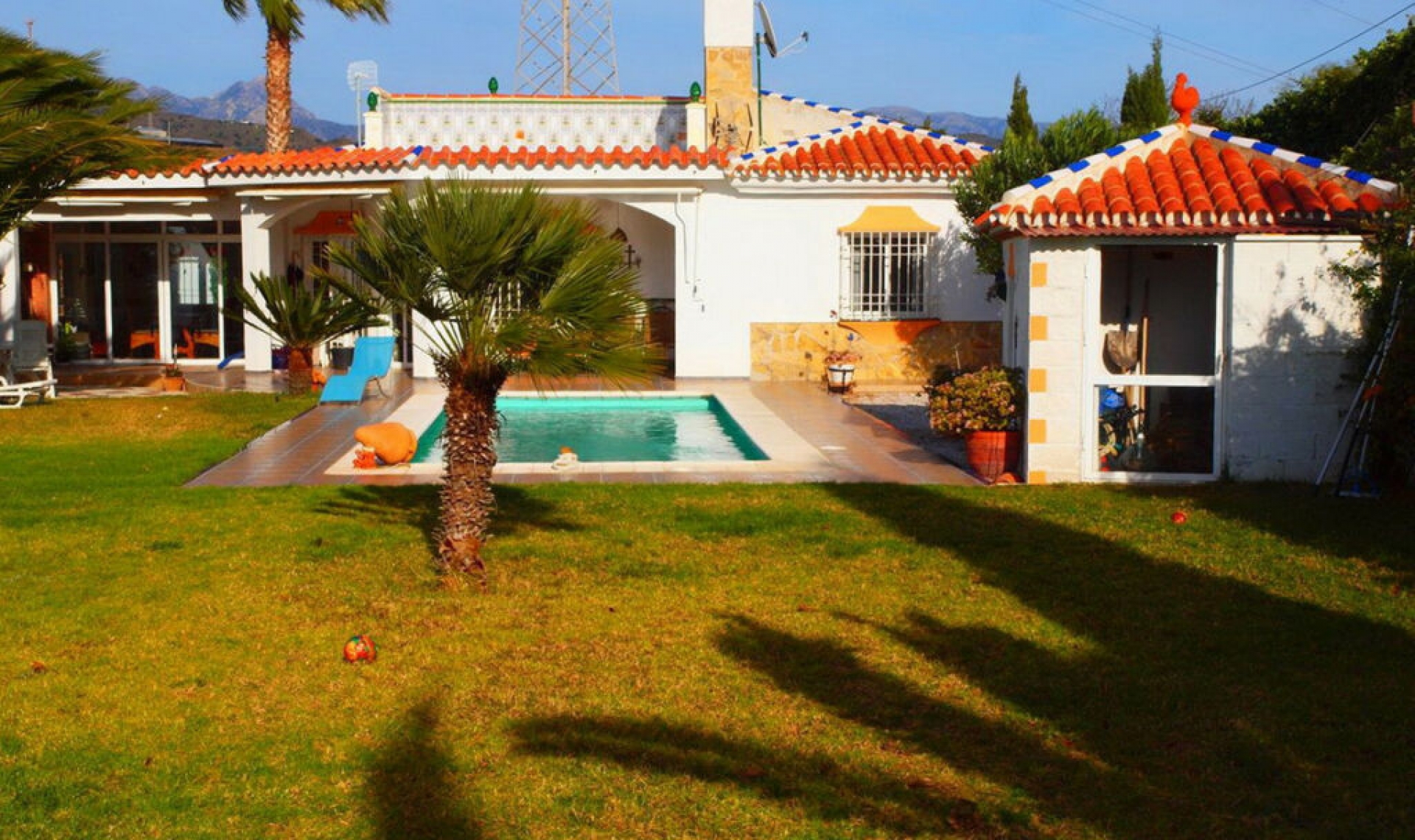 Resale - House -
Mezquitilla
