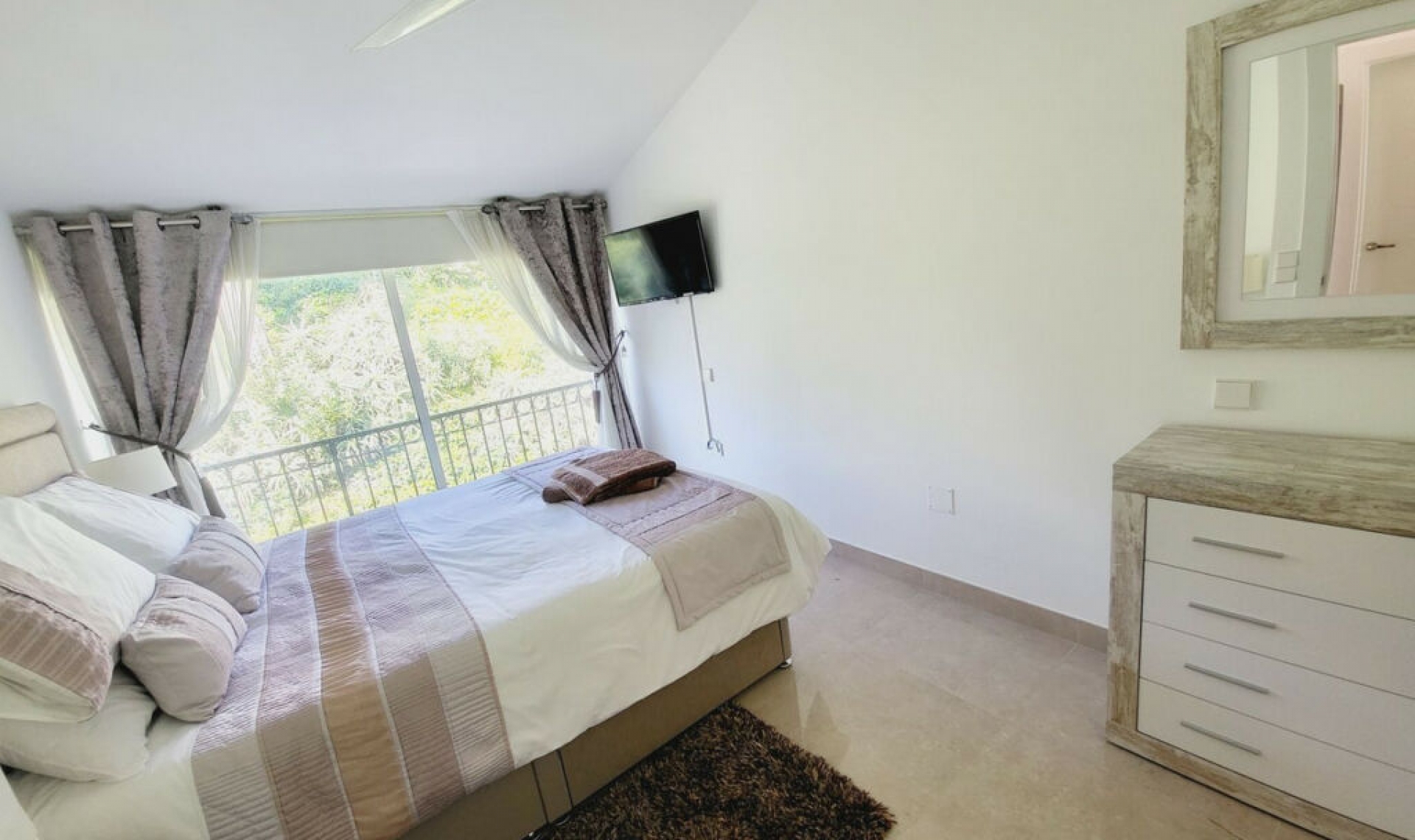 Resale - House -
Miraflores