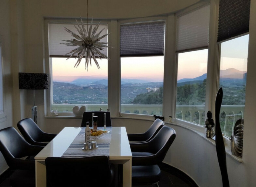 Resale - House -
Monda