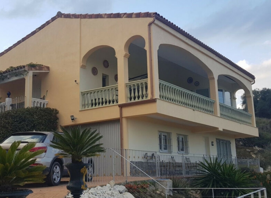 Resale - House -
Monda