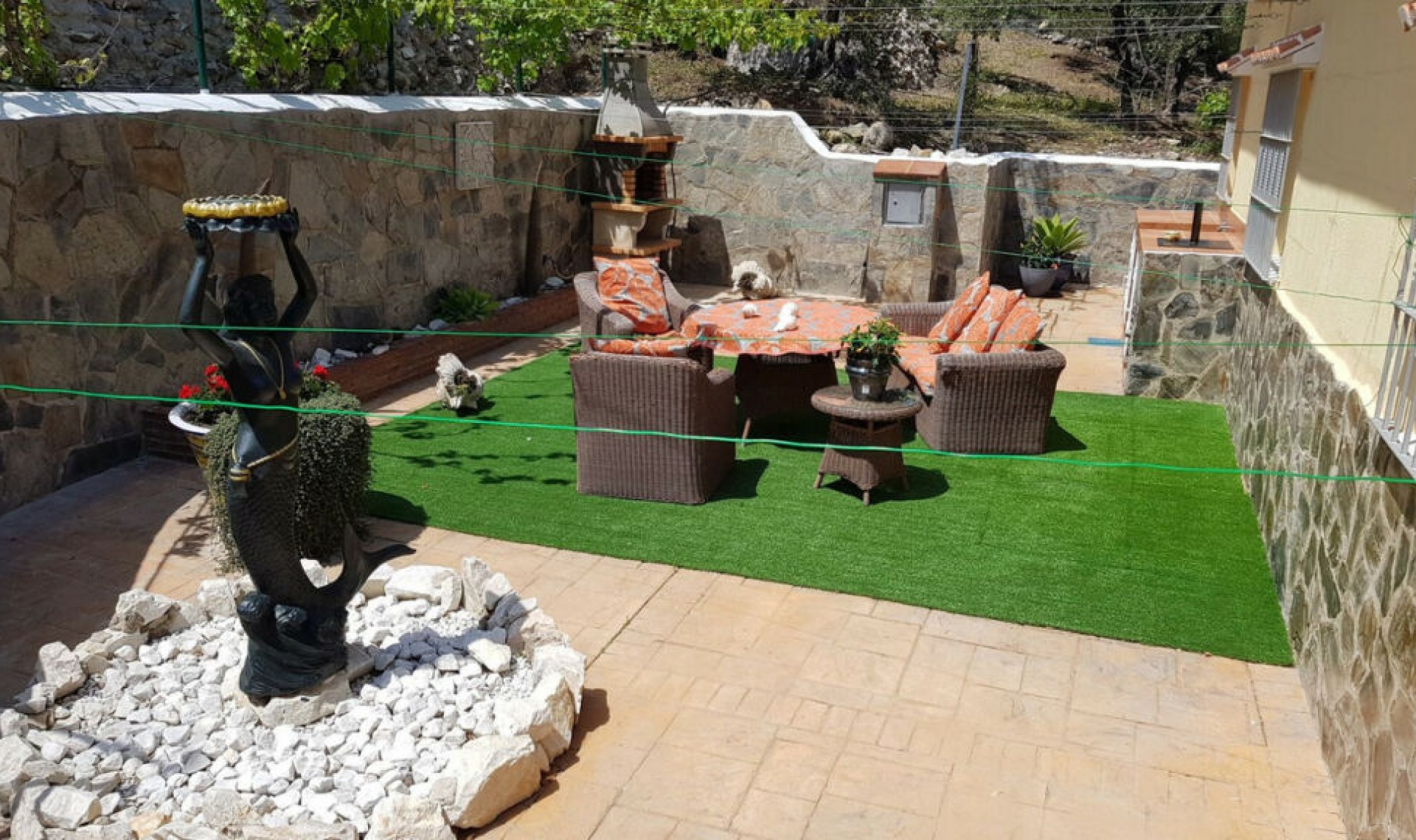 Resale - House -
Monda