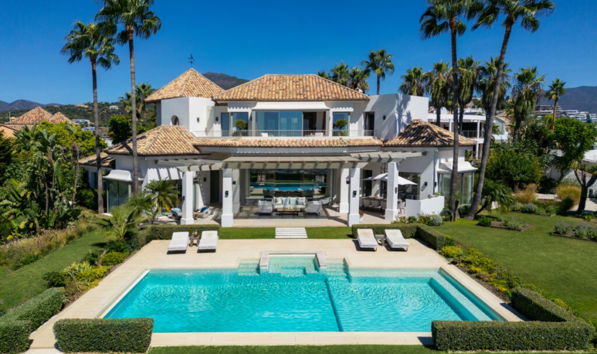 Resale - House -
Monte Halcones