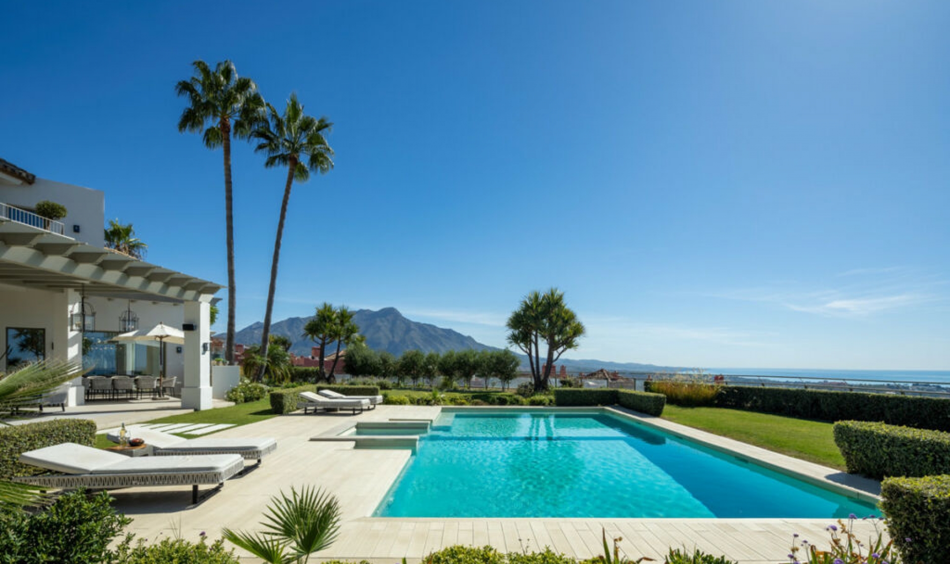 Resale - House -
Monte Halcones