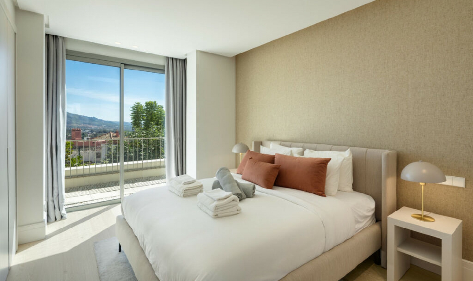 Resale - House -
Monte Halcones