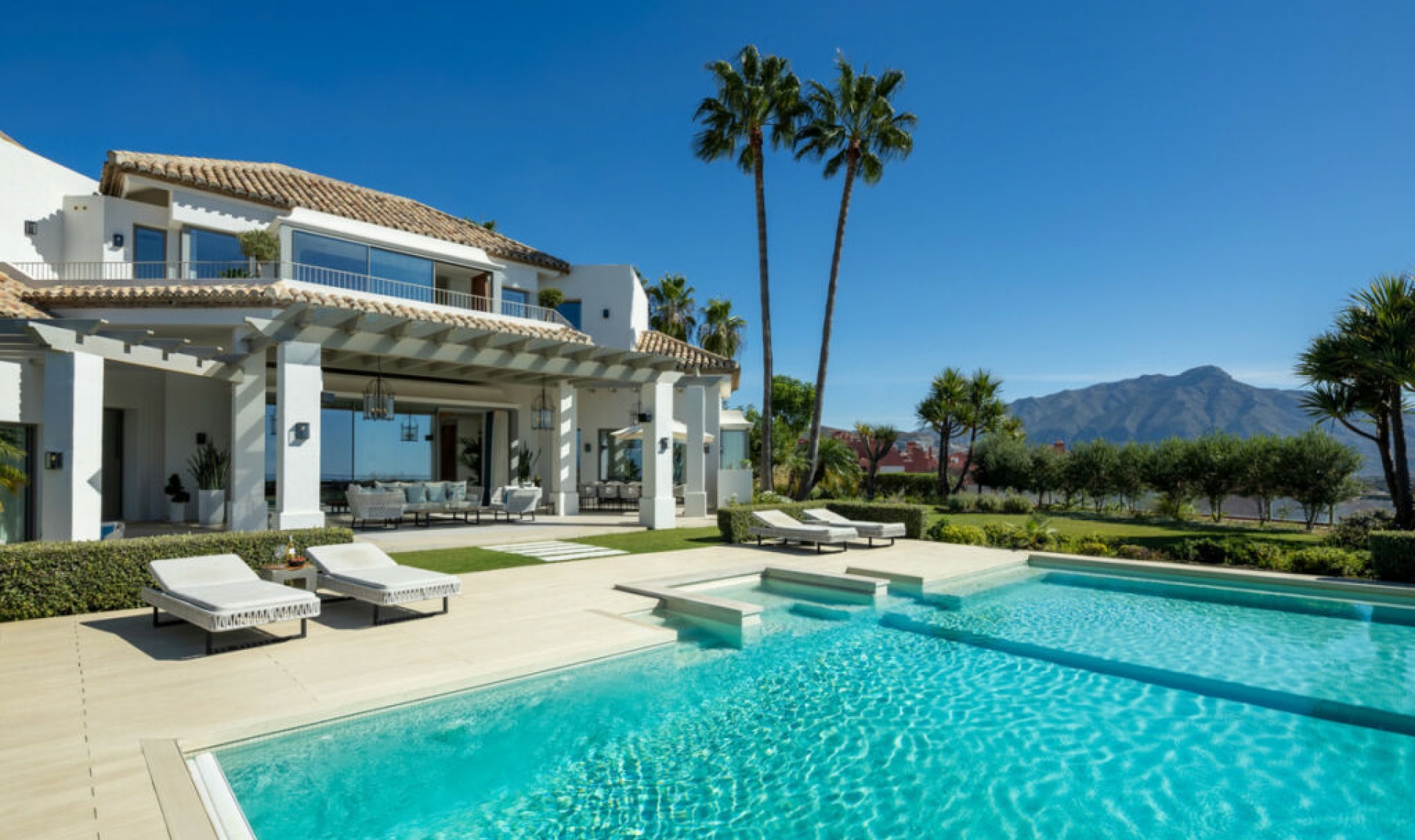 Resale - House -
Monte Halcones