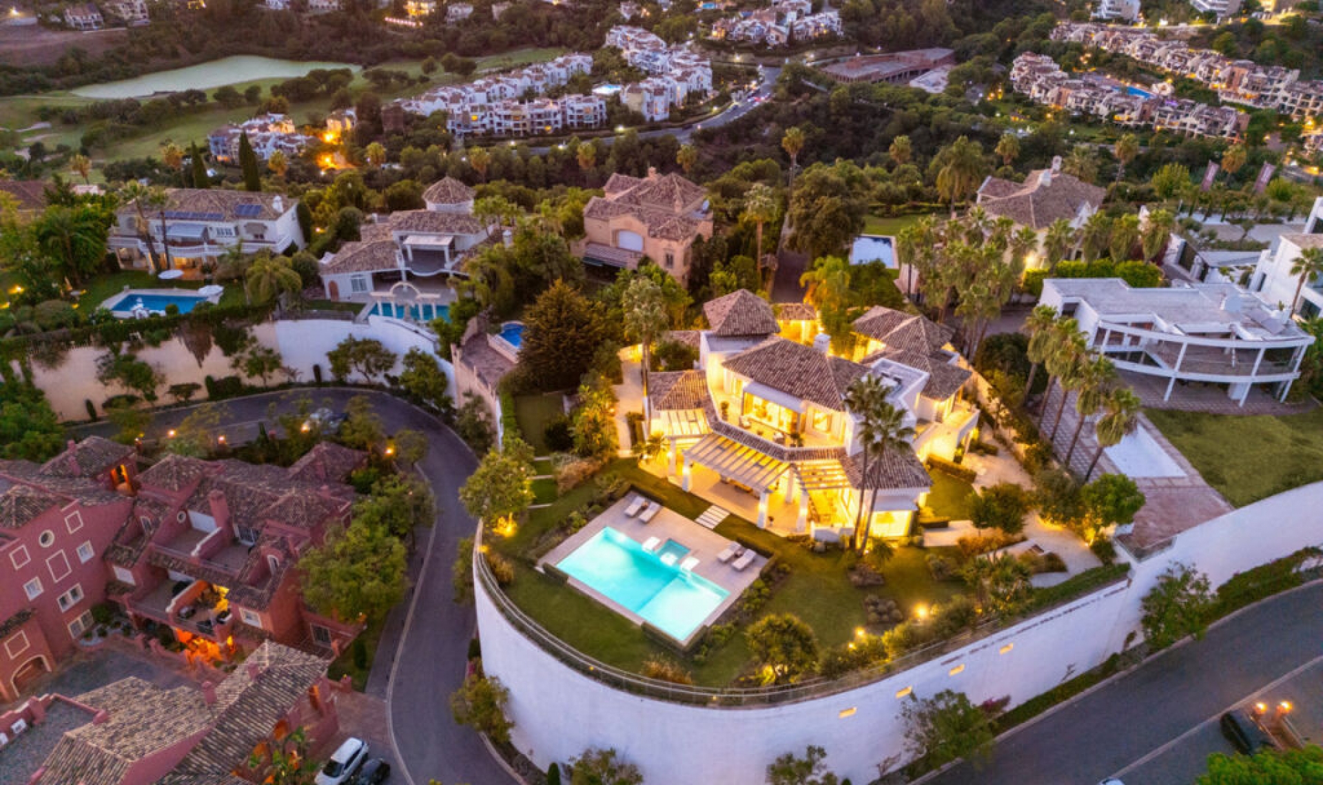 Resale - House -
Monte Halcones