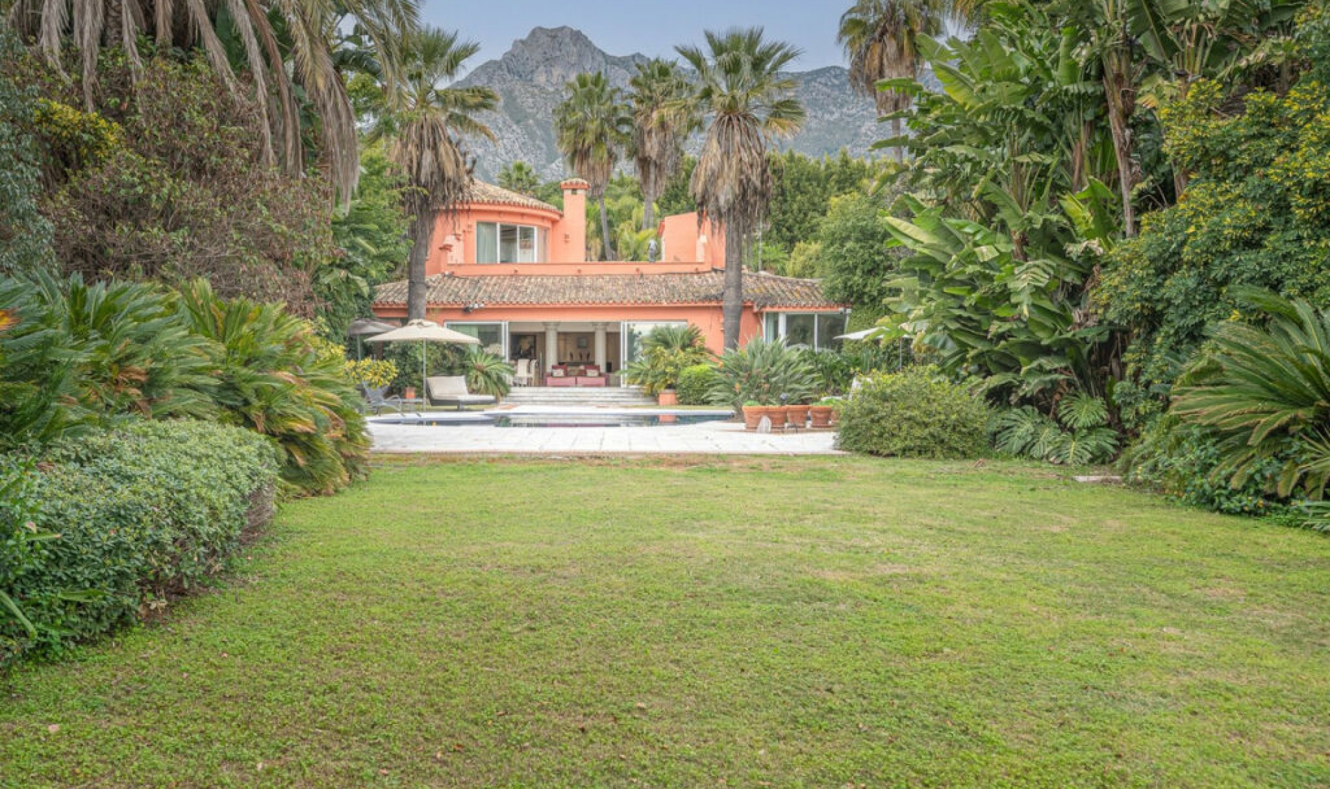 Resale - House -
Nagüeles