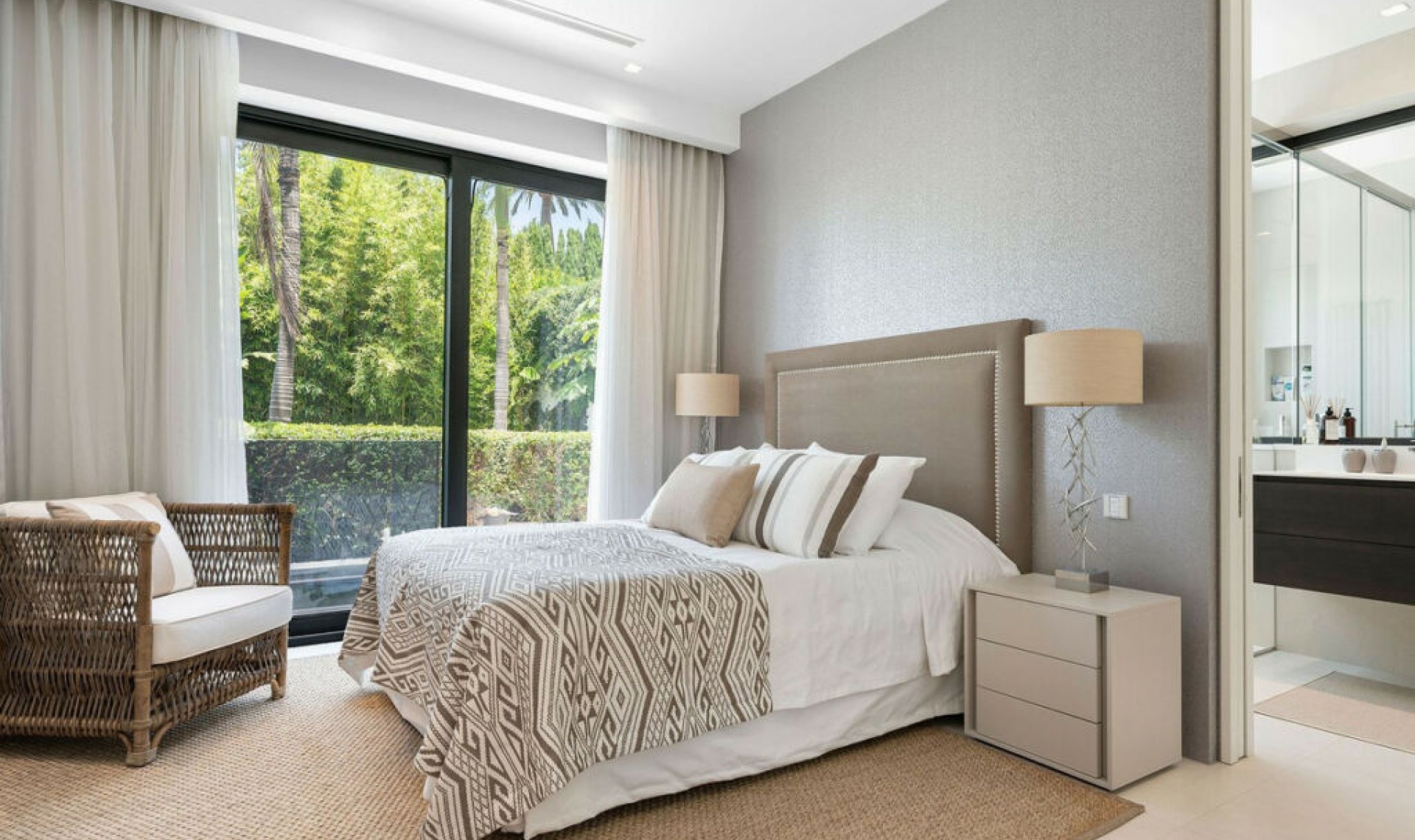 Resale - House -
Nagüeles