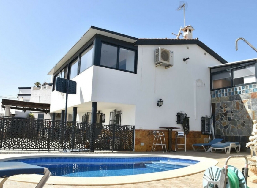 Resale - House -
Nerja