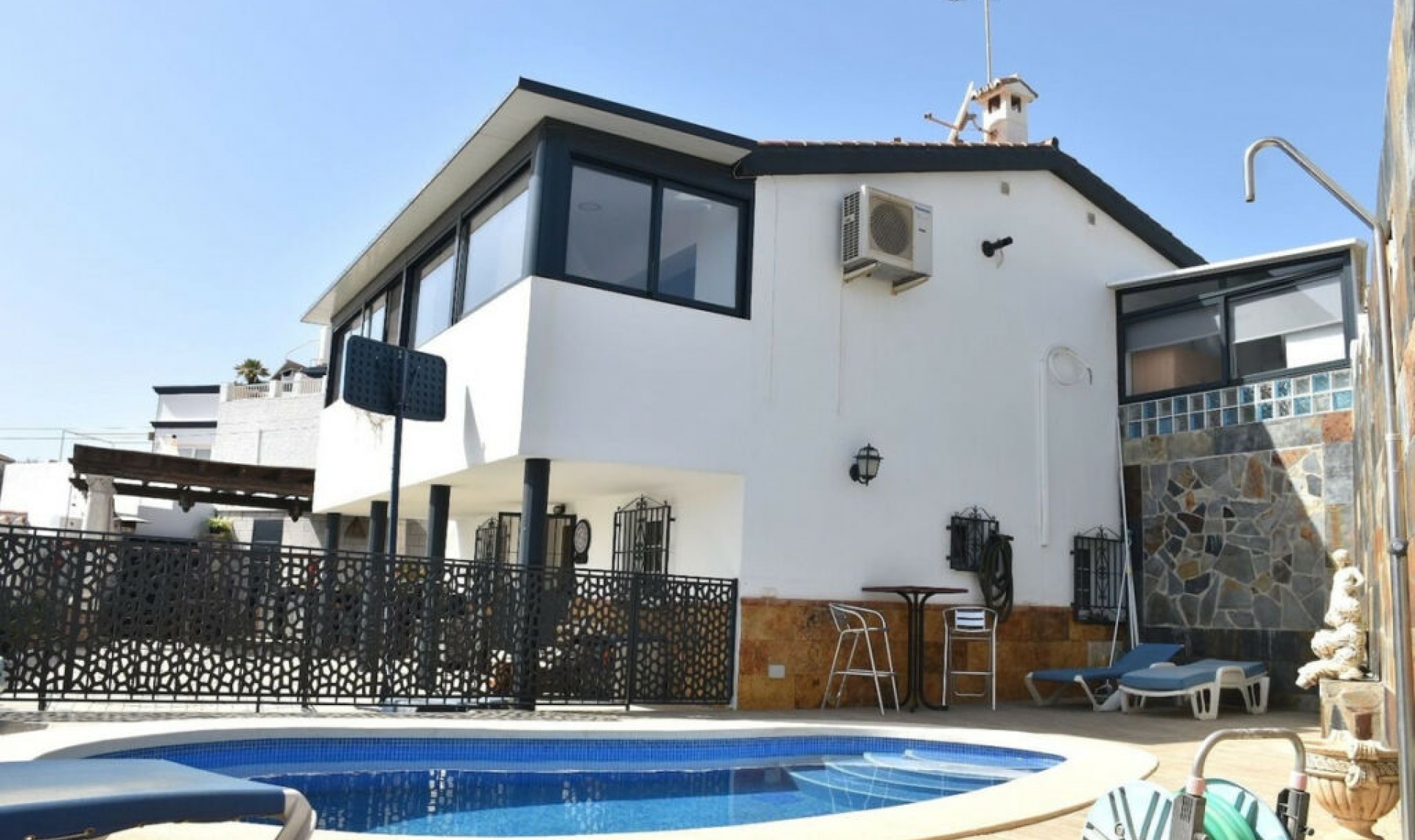 Resale - House -
Nerja