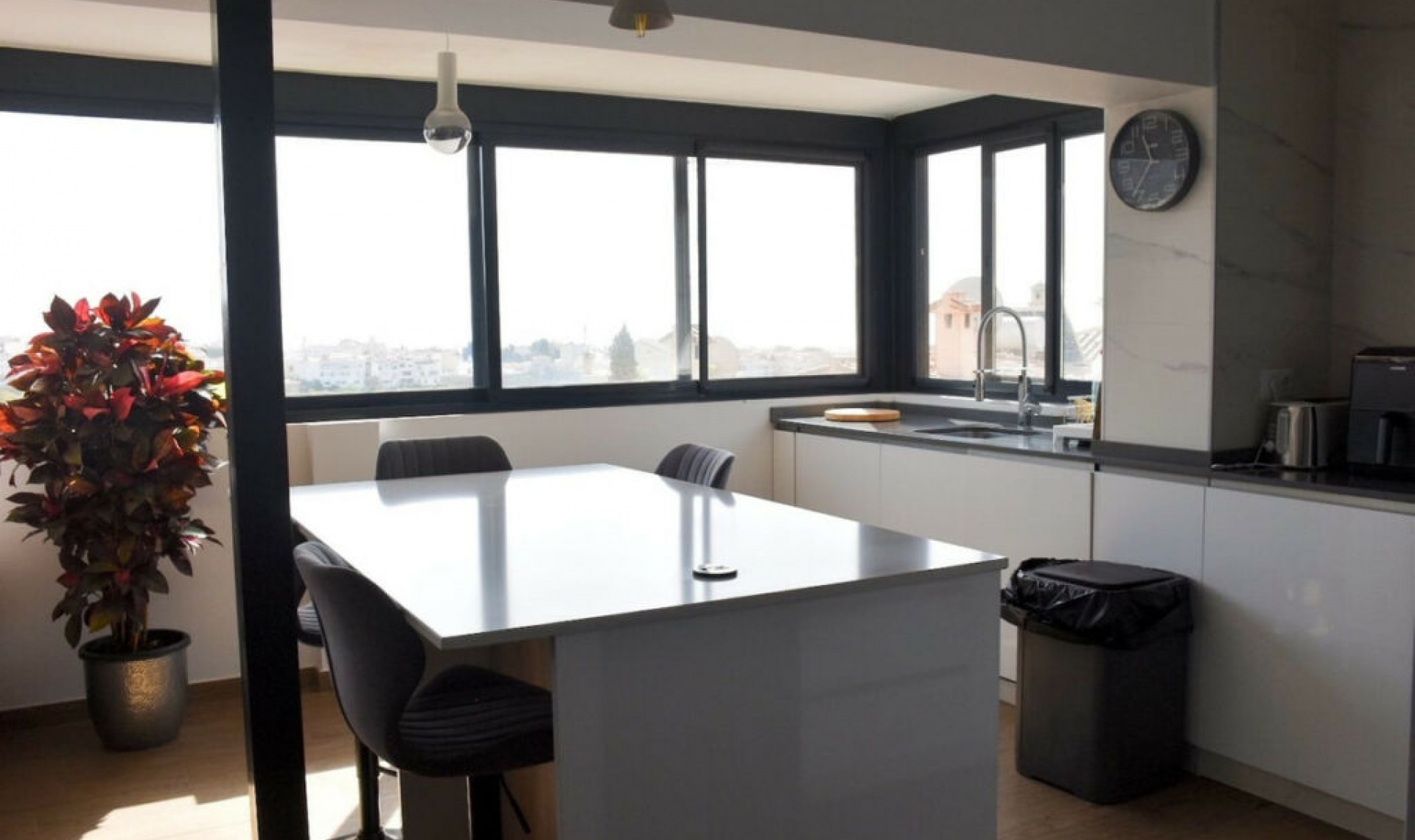 Resale - House -
Nerja