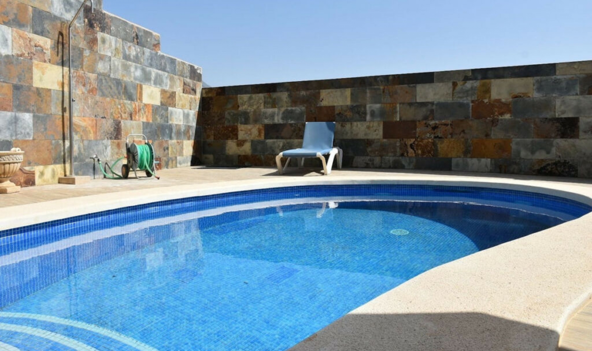 Resale - House -
Nerja