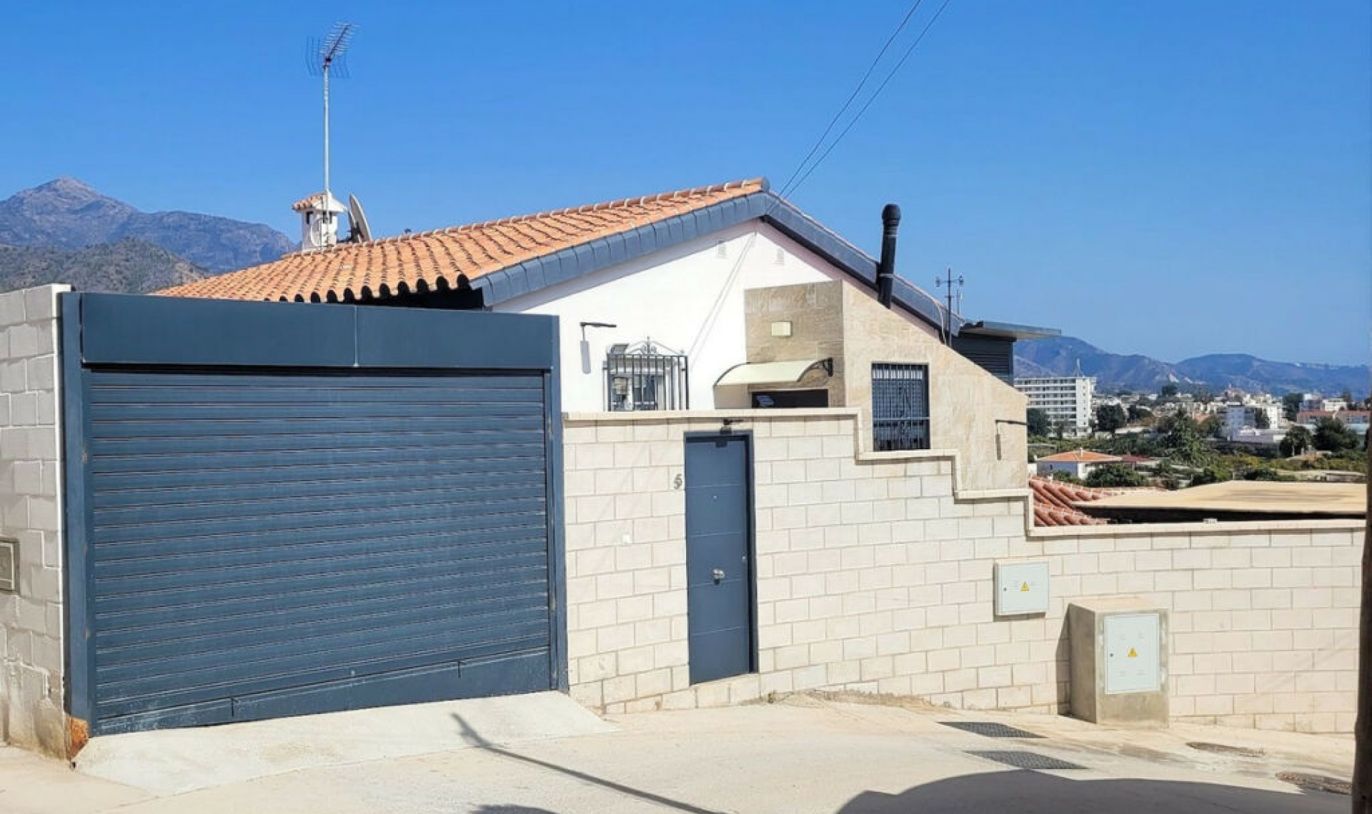 Resale - House -
Nerja