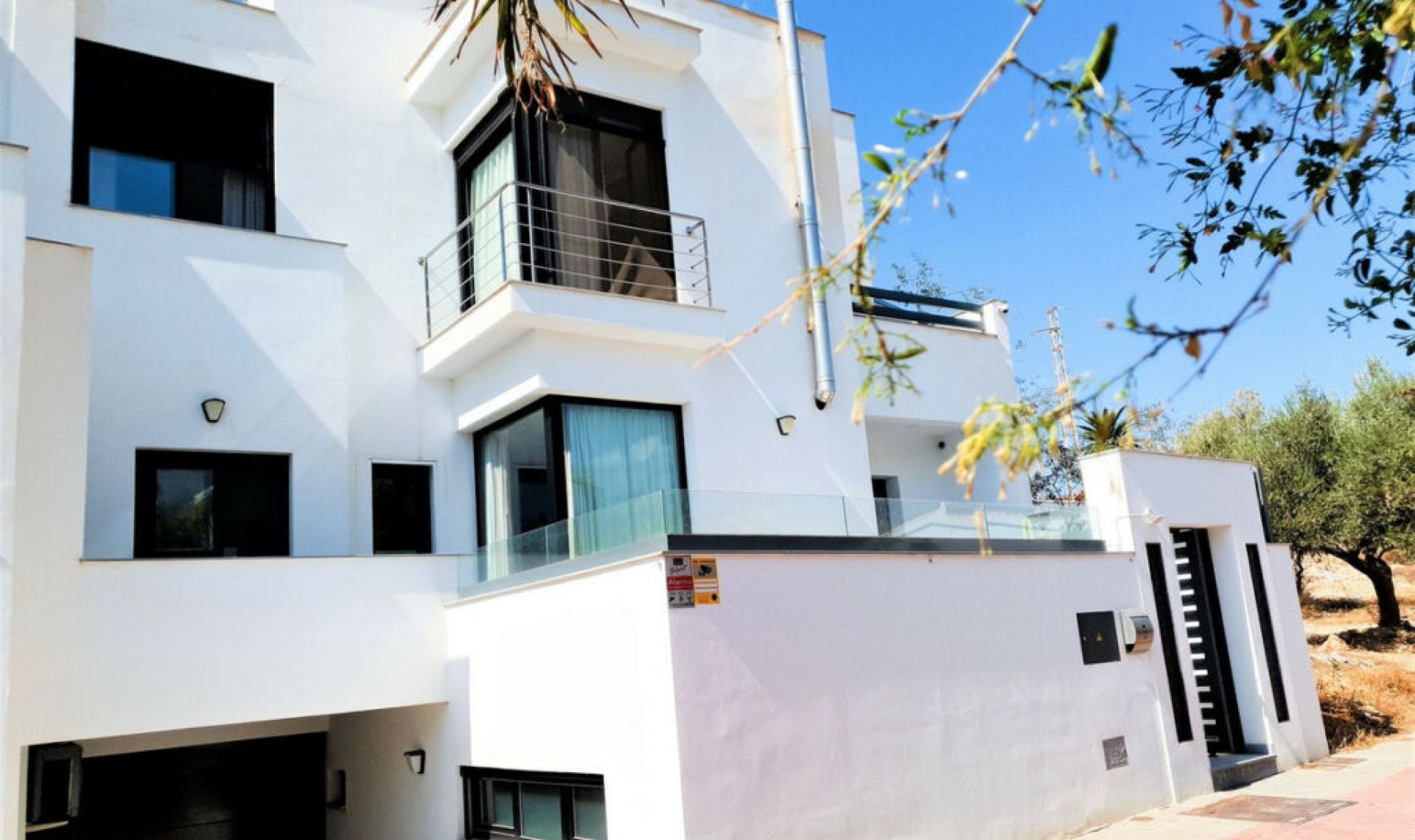 Resale - House -
Nerja