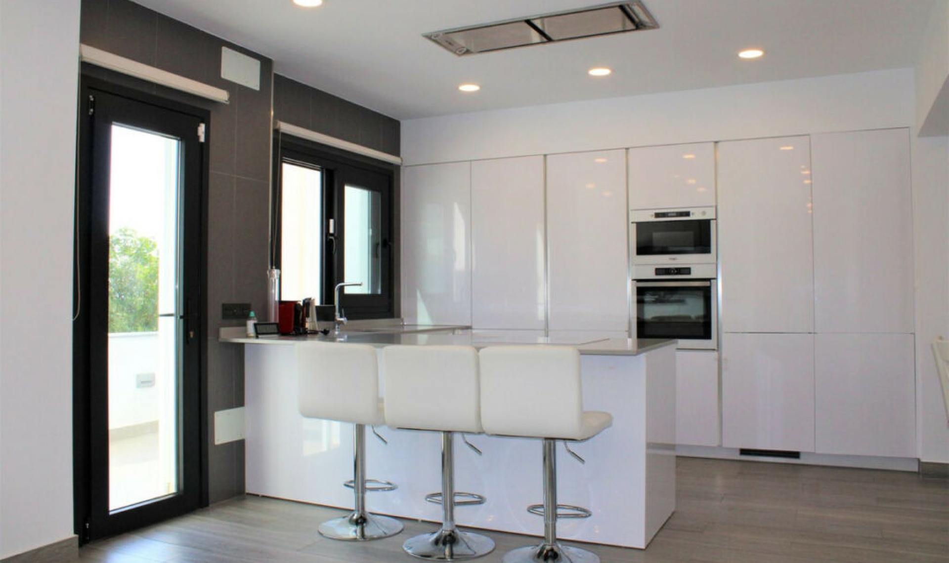 Resale - House -
Nerja