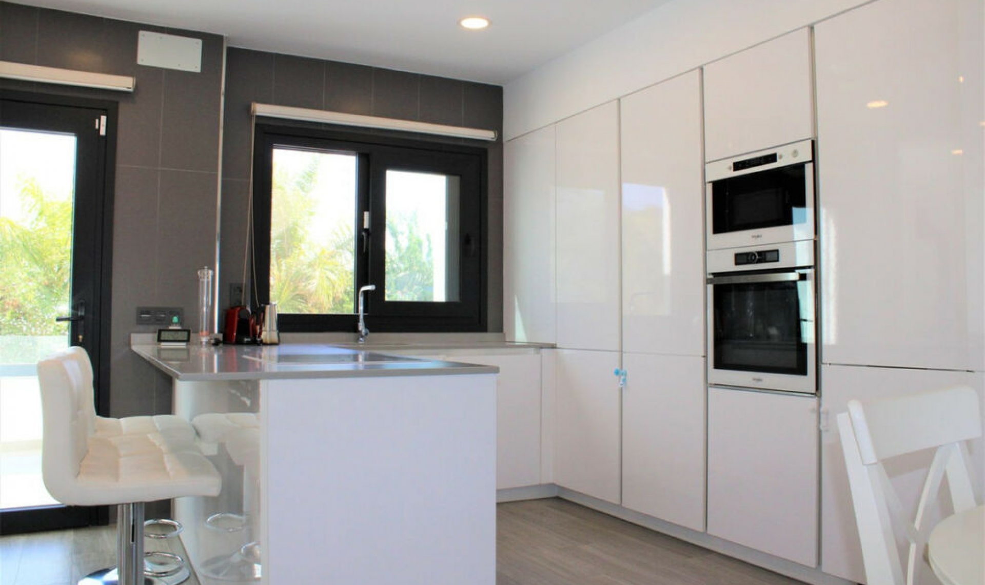 Resale - House -
Nerja