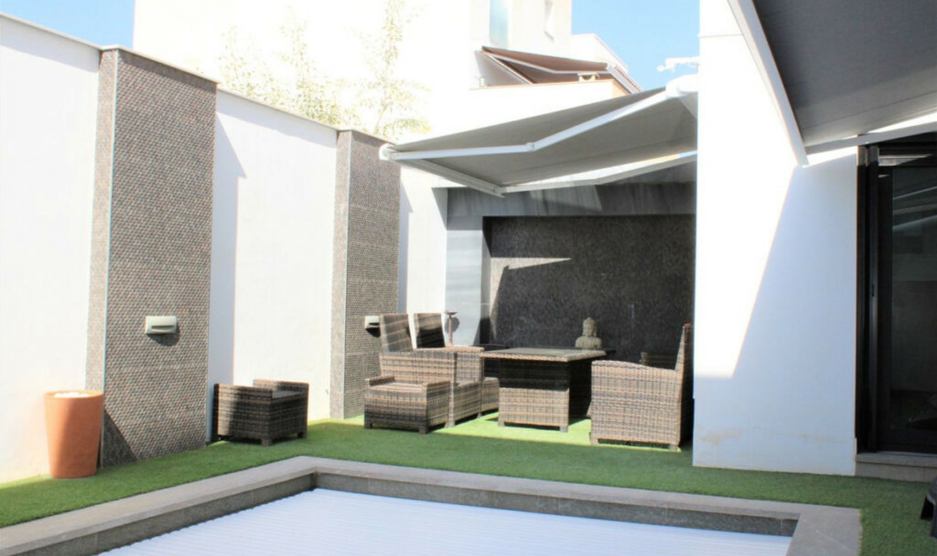 Resale - House -
Nerja