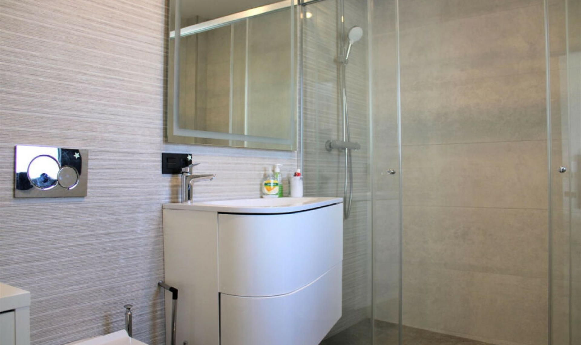 Resale - House -
Nerja