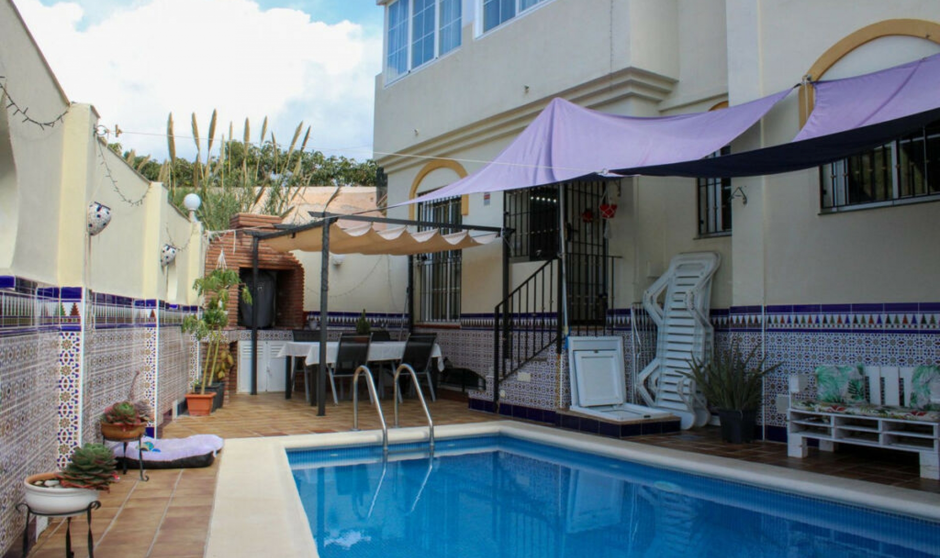 Resale - House -
Nerja