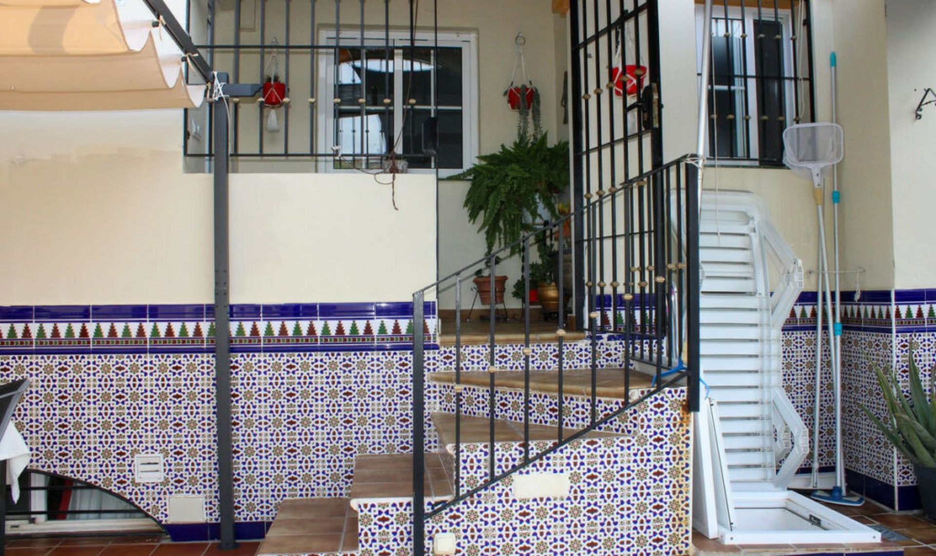 Resale - House -
Nerja