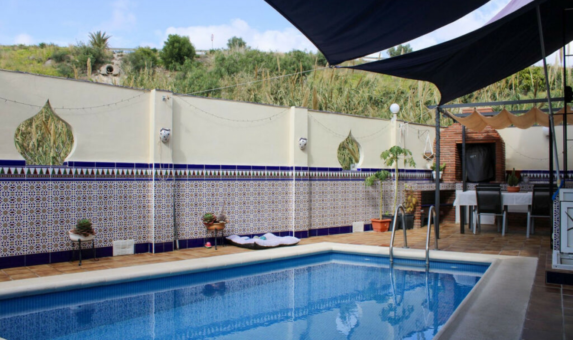 Resale - House -
Nerja